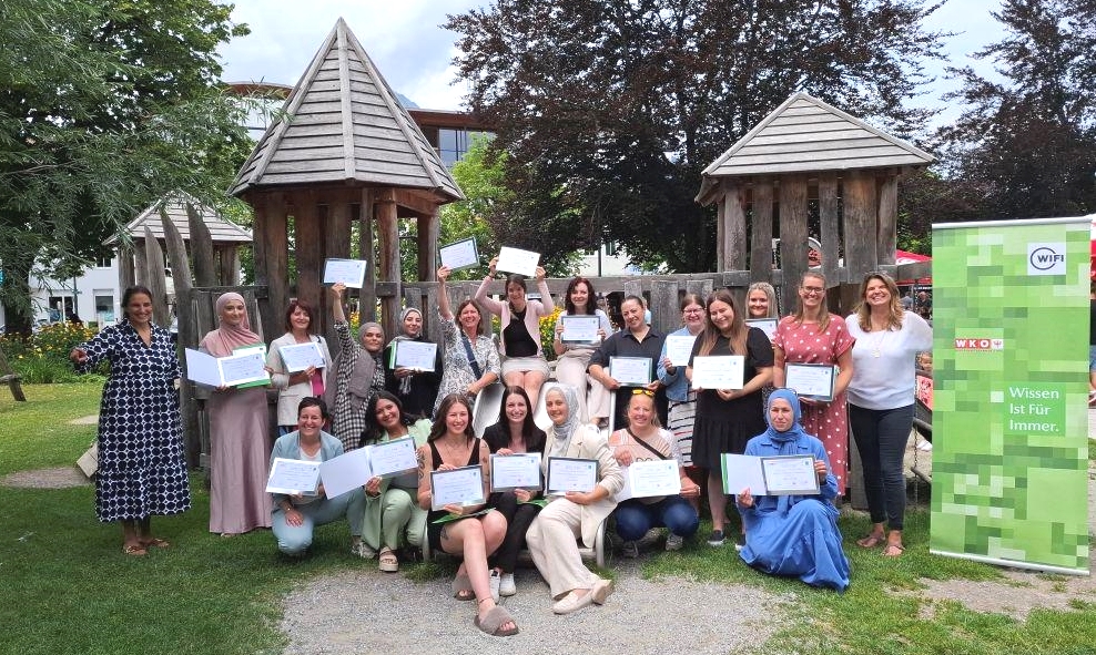 Die 20 Kursteilnehmerinnen haben alle erfolgreich die Ausbildung zur Assistenzkraft in Kinderbetreuungseinrichtungen abgeschlossen. /images/Blogbilder/Kindergarten Reutte/Abschluss Kindergarten Assistenzkraft Reutte.jpg
